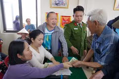 La entrega se realizará en dos niveles, a saber, 600 mil VND (casi 23 USD) y 300 mil VND por persona. (Foto: VNA)