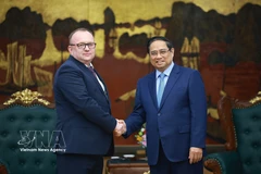 El primer ministro de Vietnam, Pham Minh Chinh, y el presidente del Comité Estatal de Examen Forense de Belarús, Volkov Alexei Aleksandrovich. (Foto: VNA)