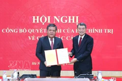 El miembro del Buró Político, secretario del Comité Central del Partido Comunista de Vietnam y jefe de su Comisión de Organización, Le Minh Hung, entrega decisión oficial del Buró Político que ratifica a Tran Phong como nuevo secretario del Comité partidista en la provincia central de Khanh Hoa para el mandato 2025-2030. (Foto: VNA)