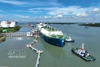 Un buque transportador de GNL atraca en la terminal de GNL Thi Vai (Ba Ria - Vung Tau) para importar gas natural licuado, complementando el suministro energético para el mercado nacional. Foto: VNA
