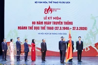 El secretario general del Partido Comunista de Vietnam, To Lam, entrega la Orden del Trabajo de Primera Clase al Departamento de Deportes y Educación Física de Vietnam. (Foto: VNA)