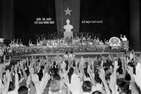 En su primera sesión, la Asamblea Nacional del VI período aprobó la Resolución sobre el nombre del país, la bandera nacional, el escudo de armas nacional, el himno nacional y la organización del Estado, antes de contar con una nueva Constitución. Foto: VNA