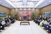 El presidente de la Asamblea Nacional de Vietnam, Tran Thanh Man, recibe al titular del Tribunal Supremo Popular de Laos, Viengthong Siphandon. (Foto: VNA)