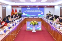 Sesión de trabajo entre la dirección de la Agencia Vietnamita de Noticias y los jefes de las misiones diplomáticas vietnamitas en el extranjero, celebrada el 20 de marzo. (Foto: VNA)