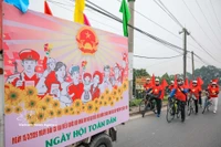 Un equipo de propaganda móvil de la comuna de O Dien, en Hanoi, con uniformes y banderas rojas animando el día de las elecciones. Foto: VNA