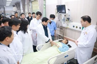 El primer ministro de Vietnam, Pham Minh Chinh, visita el hospital Bach Mai (Foto: VNA)