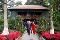 El secretario general del Partido Comunista de Vietnam, To Lam, visita la Casa 67 en el Complejo Conmemorativo del Presidente Ho Chi Minh en el Palacio Presidencial (Foto: VNA)