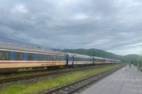 Trenes de pasajeros suspendidos y más de 21.000 boletos reembolsados por lluvias en centro de Vietnam. (Foto: VNA)