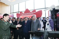 El secretario general del Partido, To Lam, visita un stand en una conferencia nacional sobre avances en ciencia y tecnología, innovación y transformación digital nacional. (Foto: VNA)
