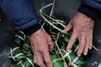 Elaboración de Banh Chung, una tradición cultural del pueblo vietnamita durante el Tet