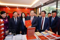 El presidente de la Asamblea Nacional (AN) de Vietnam, Tran Thanh Man, asiste a una ceremonia de presentación de la colección de leyes aprobadas por la AN de la XV Legislatura en su décimo período de sesiones. (Foto: VNA)