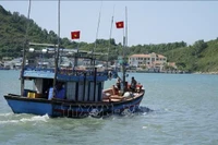 Embarcaciones pesqueras zarpan hacia alta mar. Foto: VNA
