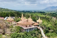 La pagoda es un punto de encuentro cultural y espiritual que atrae a visitantes que llegan a An Giang. Foto: VNA