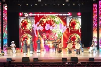 En la ciudad rusa de Ufa, la Asociación local de vietnamitas celebró el Tet con un vibrante evento cultural que reunió a unos 400 participantes. (Foto: VNA)