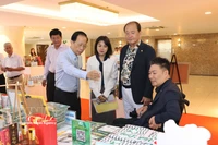 Representantes de la provincia sureña vietnamita de Vinh Long presentan productos típicos locales en Corea del Sur. (Foto: VNA)