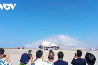 El vuelo fue recibido con la ceremonia del arco de agua al aterrizar en el Aeropuerto de Cam Ranh. Foto: VOV