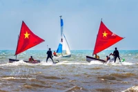 Una serie de actividades deportivas acuáticas como vela, flyboard, remo en SUP y motos de agua a lo largo de la playa del parque Thuy Van reunieron a casi 100 atletas profesionales para competir y realizar exhibiciones. Foto: VNA