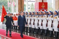 El secretario general del Partido Comunista de Vietnam, To Lam, pasa revista a la guardia de honor de la Armada Popular de Vietnam en la ceremonia celebrada en la ciudad de Hai Phong el 28 de febrero. (Foto: VNA)