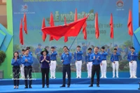 La viceprimera ministra Pham Thi Thanh Tra (al frente, tercera desde la izquierda) y representantes del Comité Central de la Unión de Jóvenes Comunistas Ho Chi Minh en el lanzamiento del Mes de la Juventud y el festival de plantación de árboles de primavera 2026 el 28 de febrero (Foto: VNA)