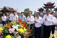 El presidente de la Asamblea Nacional (AN), Tran Thanh Man, ofreció hoy flores e incienso en homenaje al Pesidente Ho Chi Minh en el Templo Chung Son y en el Sitio Nacional de Reliquia Especial de Kim Lien, en la provincia central de Nghe An. (Foto: VNA)