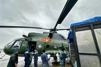 La ayuda de emergencia se carga en un helicóptero para ser enviada a los residentes aislados por las inundaciones. (Foto: VNA)