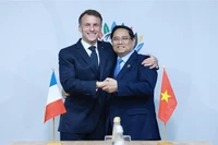 El primer ministro de Vietnam, Pham Minh Chinh, y el presidente de Francia, Emmanuel Macron. (Foto: VNA)