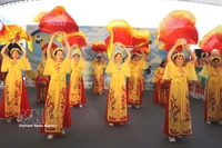 Vietnam impresiona en el Carnaval Internacional de Macao con danzas tradicionales y trajes típicos (Foto: VNA)