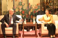 La directora general de la Agencia Vietnamita de Noticias, Vu Viet Trang, y su homólogo de la Agencia rusa de Noticias TASS, Andrey Kondrashov, intercambian sobre la cooperación bilateral. (Foto: VNA)