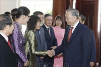 El secretario general del Partido Comunista de Vietnam, To Lam se reúne con comunidad vietnamita en Laos y destaca su papel en la unidad nacional. (Foto: VNA)