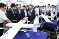 El Viceprimer Ministro Nguyen Chi Dung visita el stand de exhibición del Horus P02, un dispositivo aéreo de observación de largo alcance, en el Parque de Alta Tecnología de Hoa Lac (Hanoi). Foto: VNA