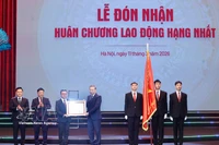 El secretario general del Partido Comunista de Vietnam, To Lam, entrega la Orden del Trabajo de Primera Clase al periódico Nhan Dan. (Foto: VNA)