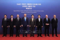 El presidente de Vietnam, Luong Cuong, con los líderes económicos participantes en la Semana de Alto Nivel del APEC 2025. (Foto: VNA)