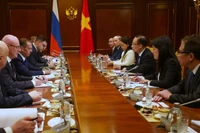 El enviado especial del secretario general del Partido Comunista de Vietnam (PCV), To Lam, miembro del Buró Político y ministro de Relaciones Exteriores, Le Hoai Trung, en encuentro con el presidente del partido Rusia Unida, Dmitry Medvedev 