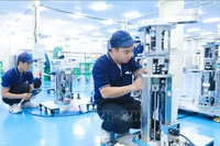 Línea de ensamblaje de robots de transporte de obleas en la industria de semiconductores. (Foto: VNA)