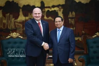 El primer ministro de Vietnam, Pham Minh Chinh, y el ministro ruso de Situaciones de Emergencia, Aleksandr Kurenkov (Foto: VNA)