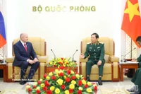 El jefe del Estado Mayor del Ejército Popular de Vietnam y viceministro de Defensa Nacional, general Nguyen Tan Cuong, recibe al ministro de Defensa Civil, Emergencias y Socorro en Desastres de Rusia, Aleksandr Kurenkov. (Foto: VNA)