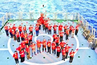 Delegación de vietnamitas en ultramar visita la Plataforma DK1 en Truong Sa. (Foto: VNA)