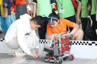 Estudiantes experimentan el control de robots en el Torneo de Robots Abierto de las Escuelas FPT Da Nang. Foto: VNA
