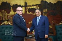 El primer ministro de Vietnam, Pham Minh Chinh, y el presidente del Comité Estatal de Examen Forense de Belarús, Volkov Alexei Aleksandrovich. (Foto: VNA)
