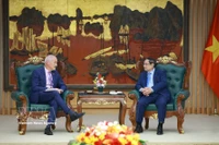El primer ministro de Vietnam, Pham Minh Chinh, recibe al profesor Alec Cameron, rector y vicepresidente del Consejo de la Universidad RMIT de Melbourne, Australia. (Foto: VNA)