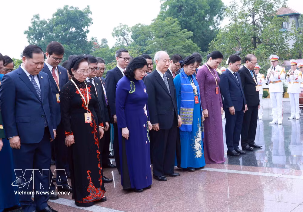 vnanet-potal-doan-dai-bieu-du-dai-hoi-dai-bieu-toan-quoc-mat-tran-to-quoc-viet-nam-vieng-cac-anh-hung-liet-sy-8752824.jpg