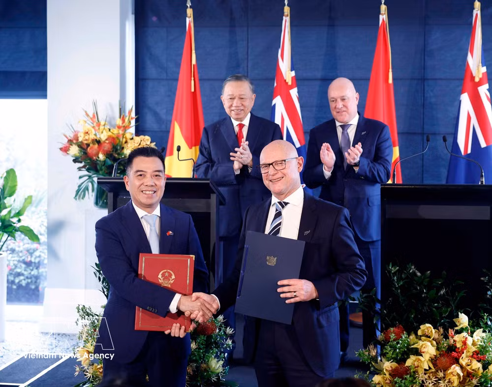vnanet-potal-tong-bi-thu-chu-tich-nuoc-to-lam-va-thu-tuong-new-zealand-chung-kien-le-trao-van-kien-hop-tac-8951795.jpg