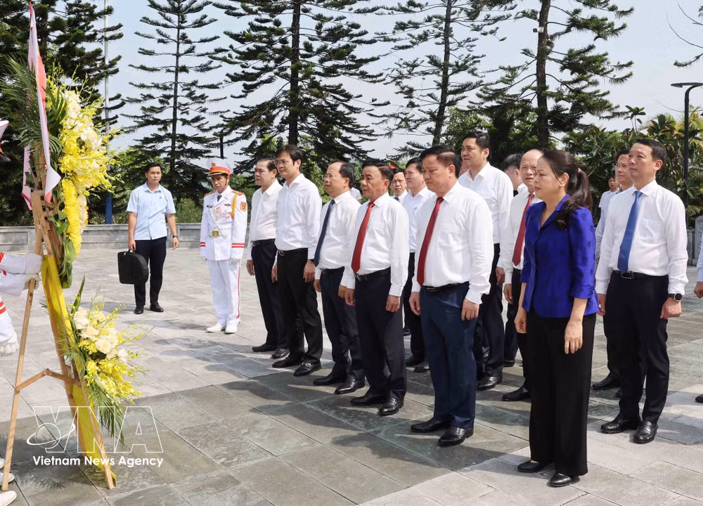 vnanet-potal-thuong-truc-ban-bi-thu-dang-huong-tai-nghia-trang-liet-si-quoc-gia-nam-8731957.jpg