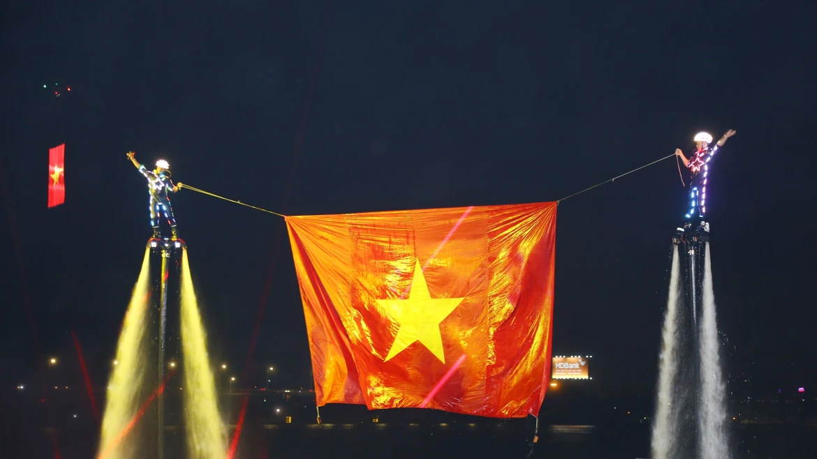 Primer espectáculo de flyboard ligero multicapa en río Dong Nai