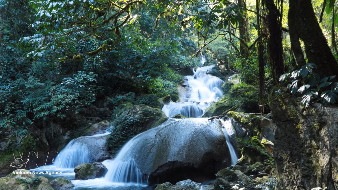 Cascada Nam Luc deslumbra con su belleza majestuosa en la provincia de Lai Chau 