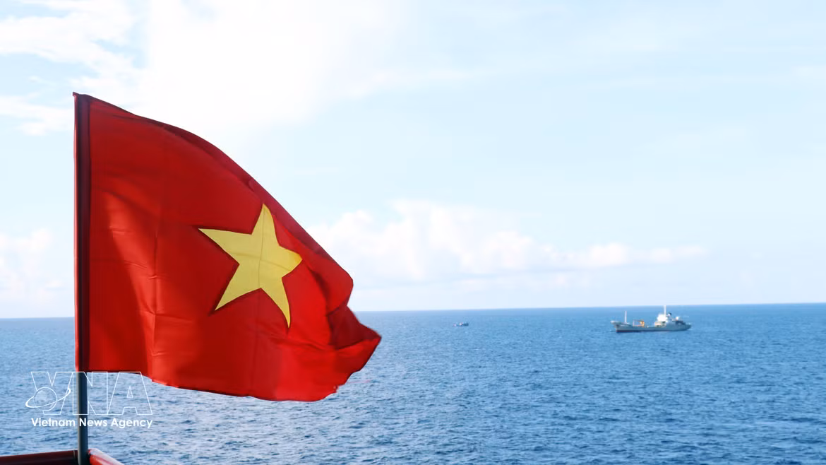 Bandera nacional de Vietnam ondea con orgullo sobre sus territorios marítimos