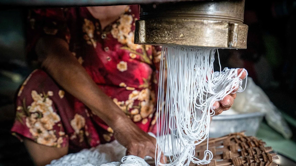 Elaboración de banh hoi Phu Long preserva esencia de cocina tradicional vietnamita