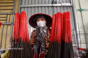 Hung Yen mantiene viva tradición de elaboración de incienso negro de Van Quan