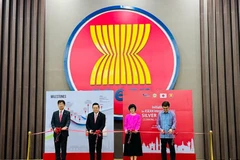 Delegados cortaron la cinta inaugural de la exposición fotográfica. (Fuente: VNA)