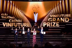 El presidente de la Asamblea Nacional, Tran Thanh Man, entrega el premio VinFuture 2025 a los científicos que descubrieron y desarrollaron la vacuna contra el VPH, el 5 de diciembre de 2025, en Hanoi. (Foto: VFT)